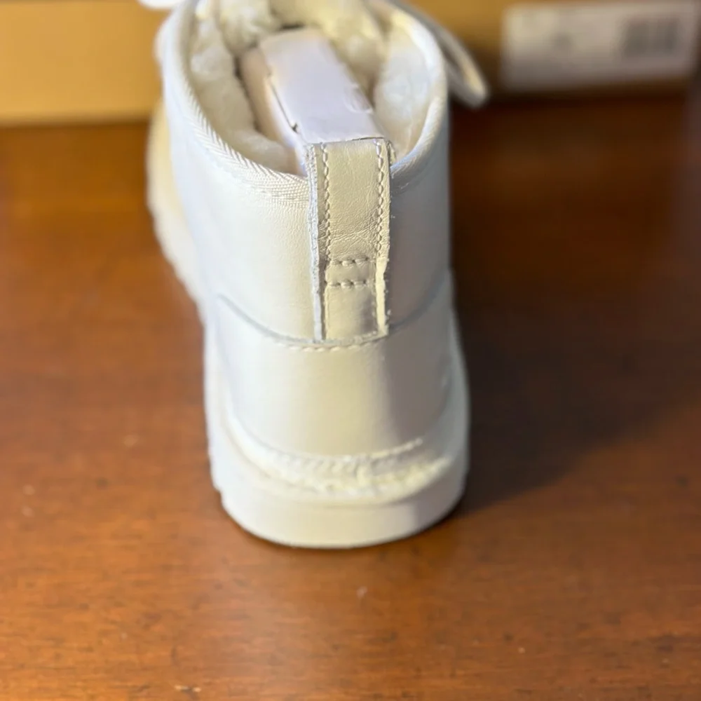 UGG mens NWB size 5 Neumel chukka white leather classic boots, unisex , w size 7